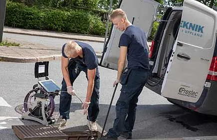 arbetande killar som jobbar via gatan