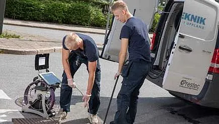 två killar som arbetar via gatan